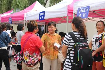 ylzzcom永利总站线路检测苏琳老师与新生家长热情交流